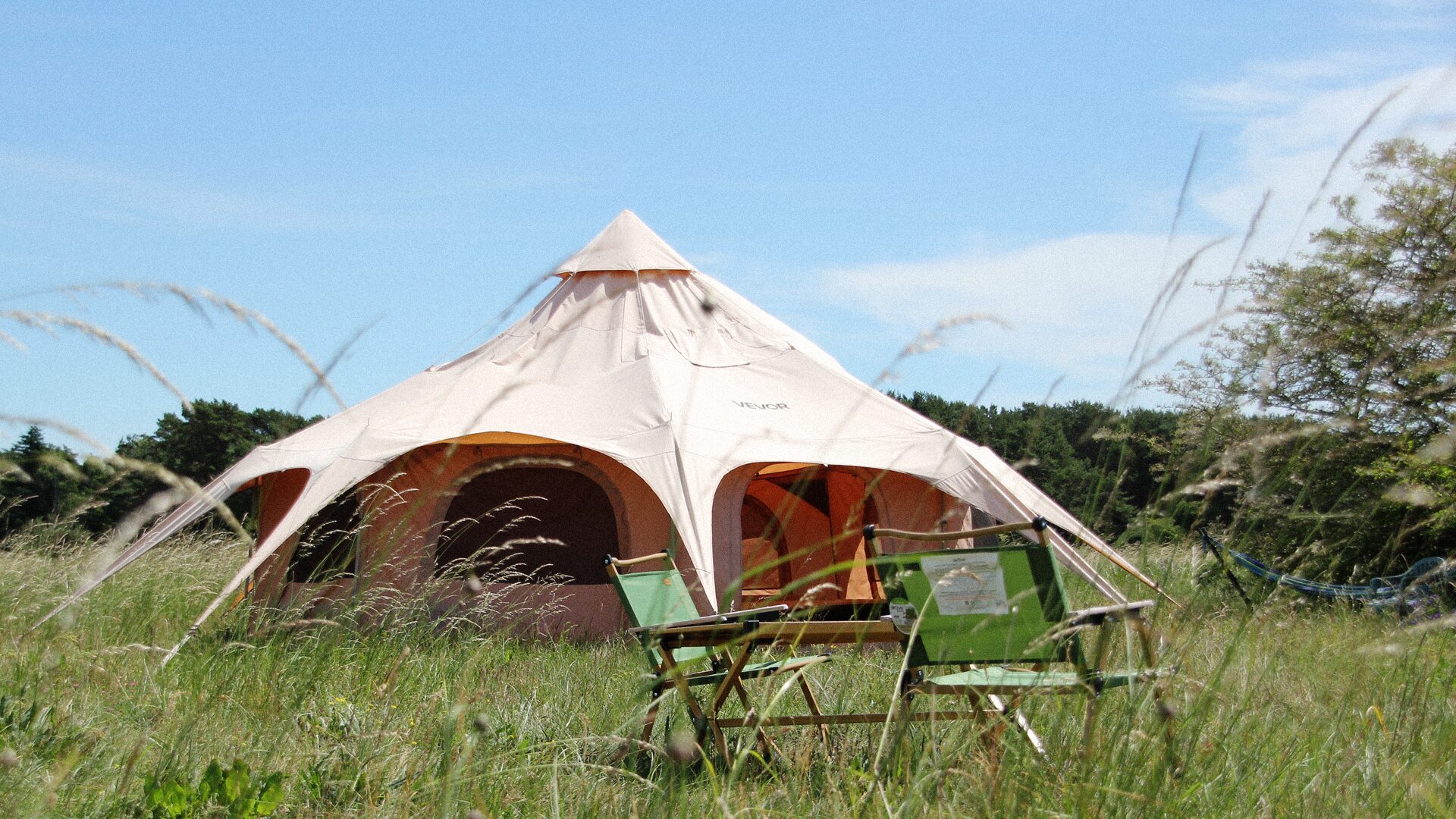 The bell tent in the meadow