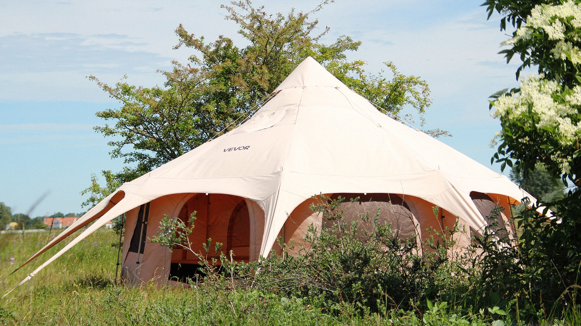 Bell tent on the meadow at Kämpinge